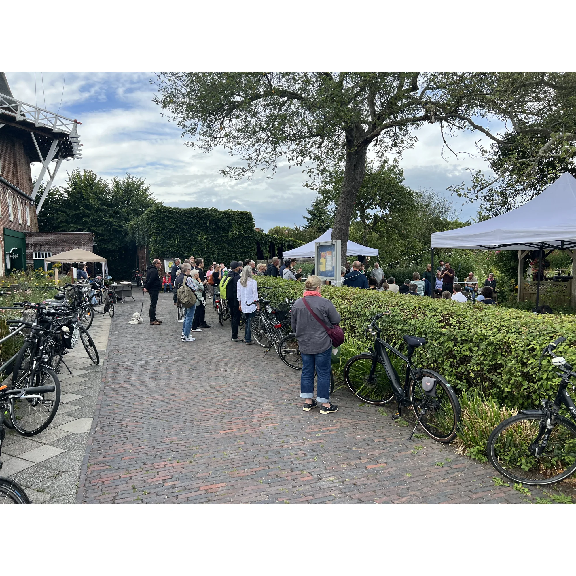 Publikum und Fahrräder im Garten der Westgaster Mühle während der Veranstaltung mit Felix Banaszak