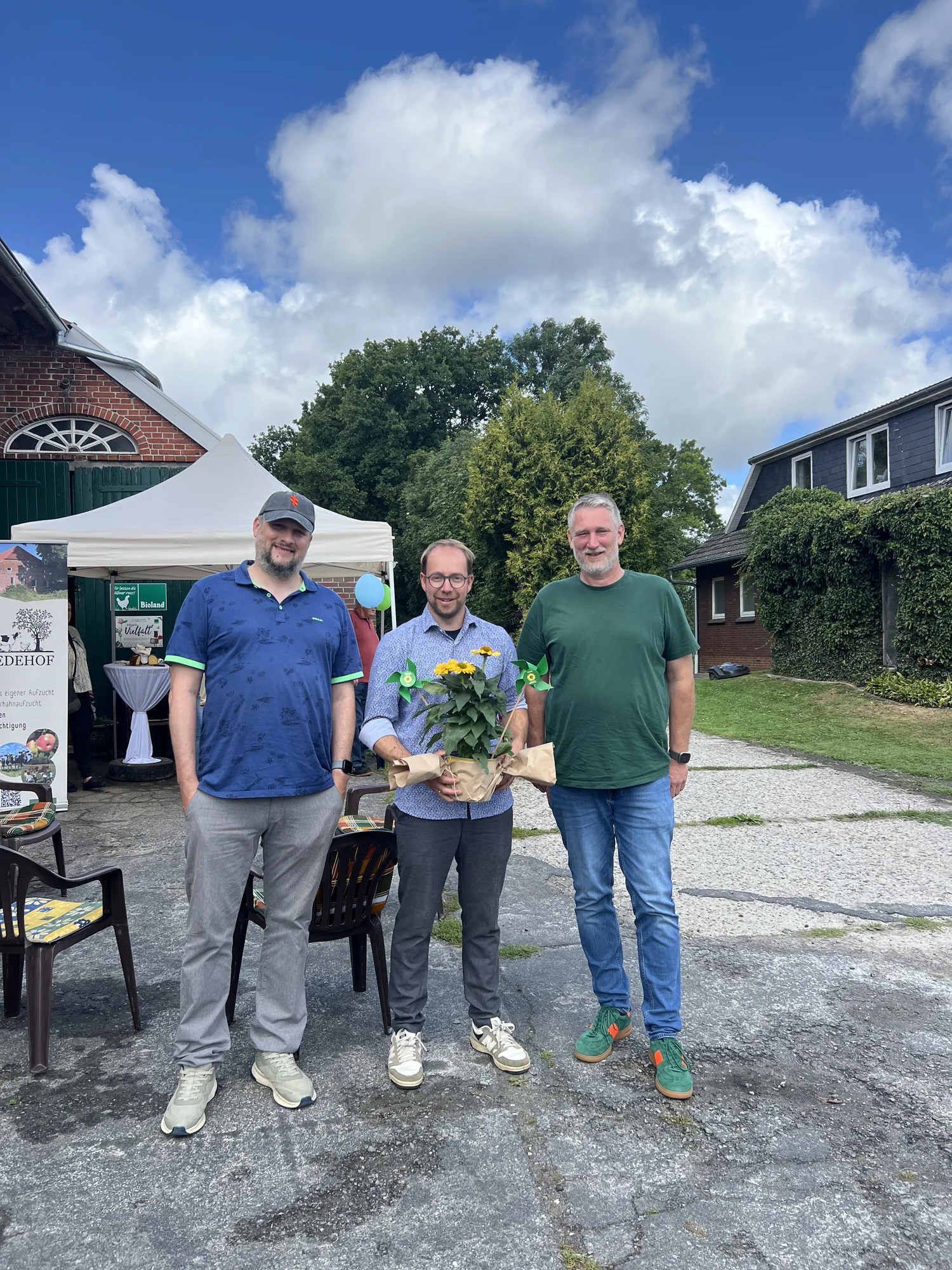 Christian Buchner, Benjamin Müller und Sascha Gliese gratulieren zur Eröffnung des Bio-Hofladens