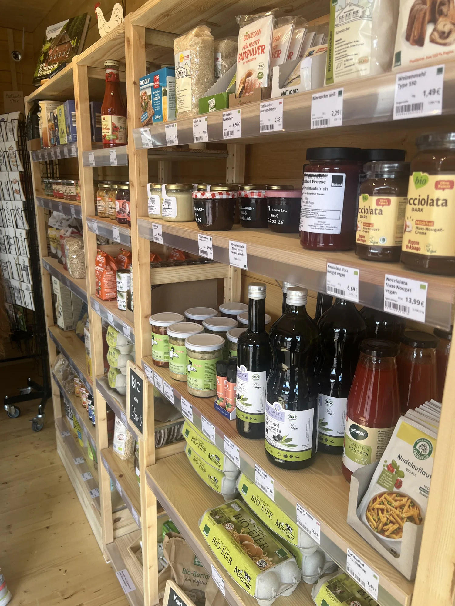 Regale mit hofeigenen und regionalen Bio-Lebensmitteln