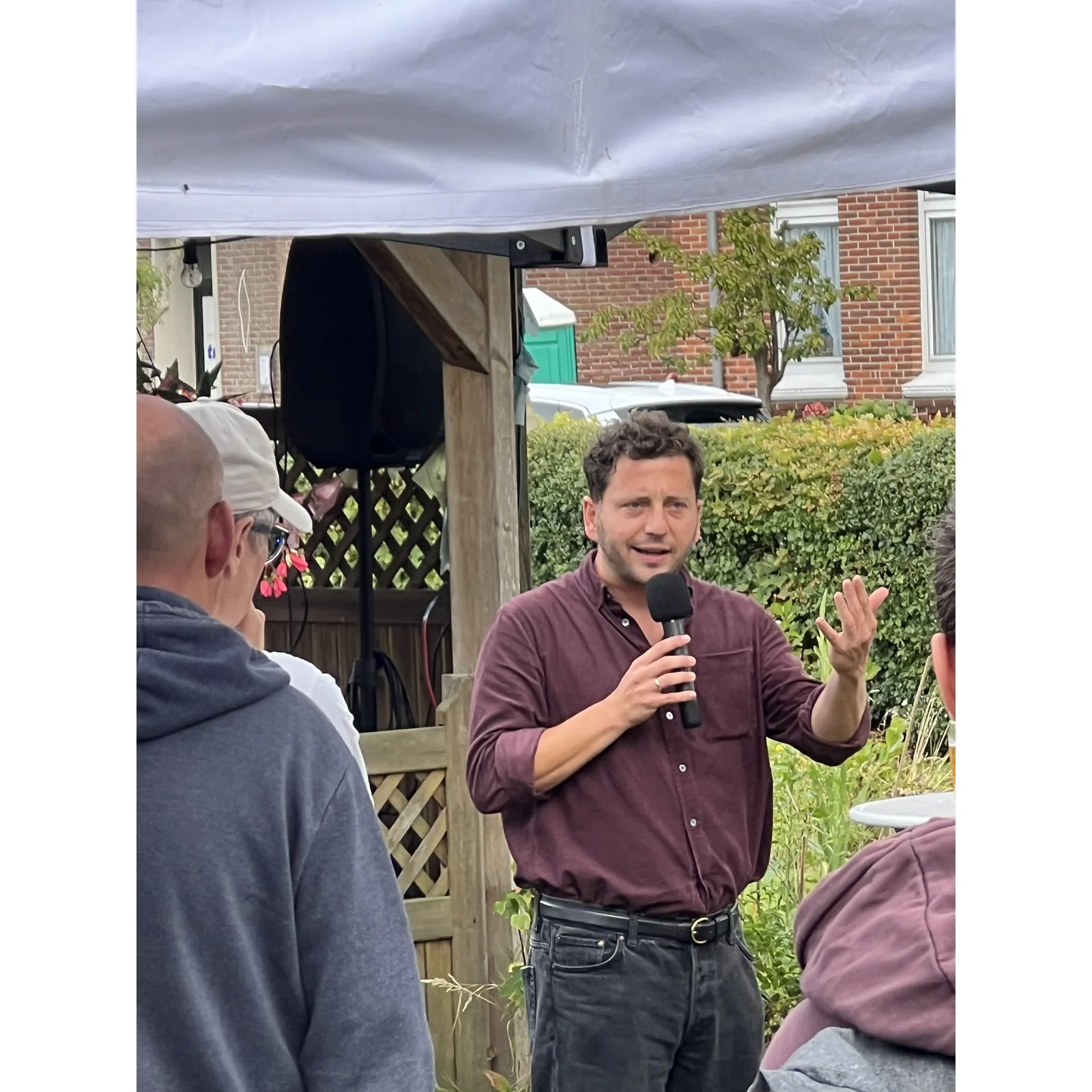Felix Banaszak spricht beim Bier mit Banaszak im Garten der Westgaster Mühle
