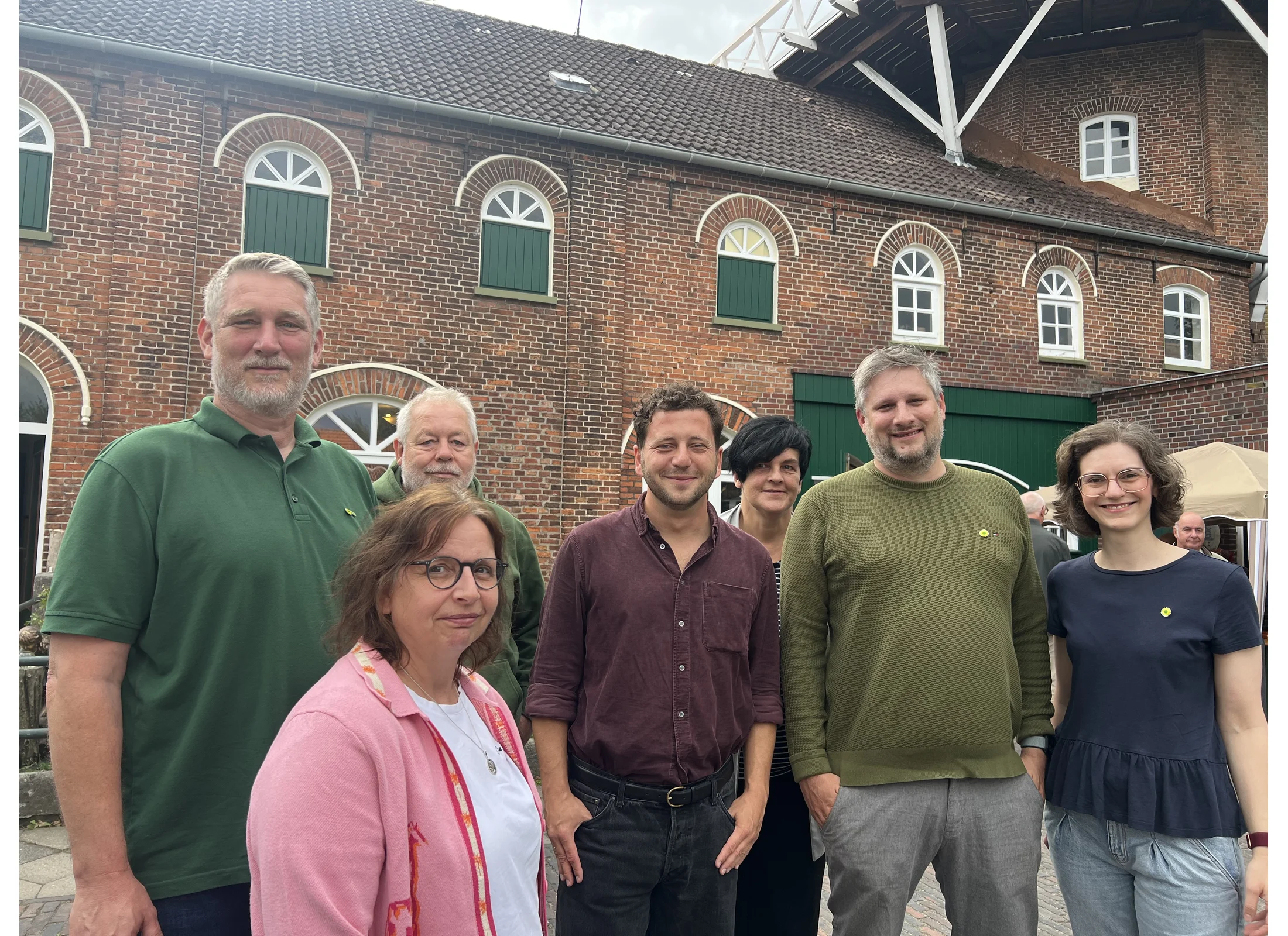 Kandidierende und Mitglieder des Ortsverbands Brookmerland-Hinte-Südbrookmerland gemeinsam mit Felix Banaszak vor der Westgaster Mühle